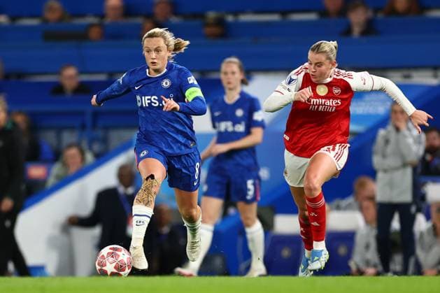 Erin Cuthbert of Chelsea Women chased by Alessia Russo of Arsenal Women Chelsea Women v Arsenal Women, UEFA Women s Champions League, Quarter Final, Second Leg, Football, Stamford Bridge, London, UK - 01 Apr 2026London Stamford Bridge United Kingdom EDITORIAL USE ONLY No use with unauthorised audio, video, data, fixture lists, club league logos or live services. Online in-match use limited to 120 images, no video emulation. No use in betting, games or single club league player publications.  Copyright: xSimonxDael Shutterstockx 16808990u