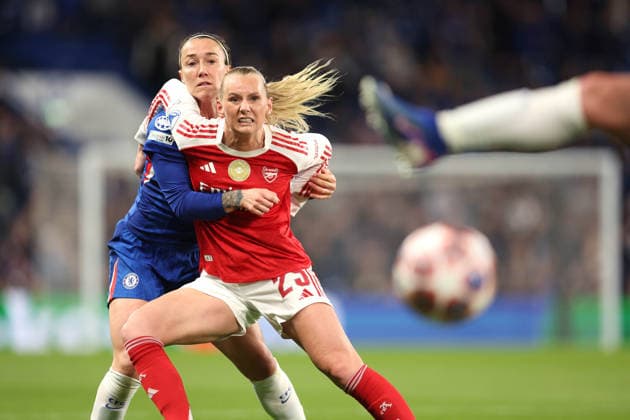 Chelsea gegen Arsenal Frauen 01 April 2026, London UEFA Women™s Champions League, Viertelfinale Rückspiel Chelsea gegen Arsenal Frauen Lucy Bronze von Chelsea und Stina Blackstenius von Arsenal Foto Charlotte Wilson Abseits London UK  Copyright: xCharlottexWilsonx xOffsidexOffside