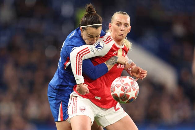 Chelsea gegen Arsenal Frauen 01 April 2026, London UEFA Women™s Champions League, Viertelfinale Rückspiel Chelsea gegen Arsenal Frauen Lucy Bronze von Chelsea und Stina Blackstenius von Arsenal Foto Charlotte Wilson Abseits London UK  Copyright: xCharlottexWilsonx xOffsidexOffside
