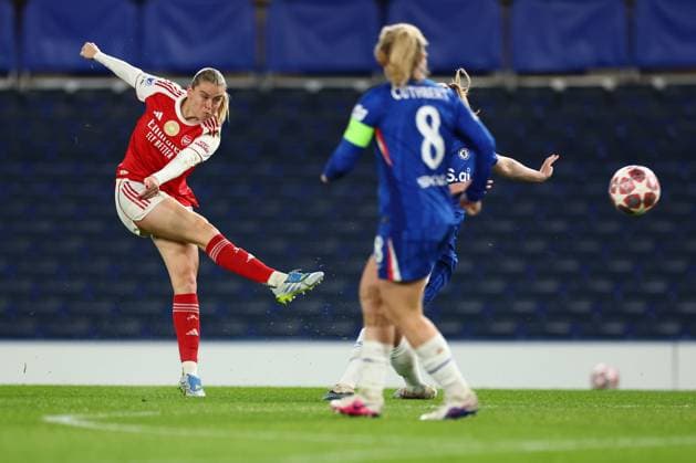 Alessia Russo of Arsenal Women with a shot on goal Chelsea Women v Arsenal Women, UEFA Women s Champions League, Quarter Final, Second Leg, Football, Stamford Bridge, London, UK - 01 Apr 2026London Stamford Bridge United Kingdom EDITORIAL USE ONLY No use with unauthorised audio, video, data, fixture lists, club league logos or live services. Online in-match use limited to 120 images, no video emulation. No use in betting, games or single club league player publications.  Copyright: xSimonxDael Shutterstockx 16808990v