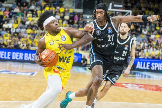 Oldenburg, Lower Saxony, DEU, 01 04 2026, Brian Fobbs left, EWE Baskets Oldenburg and Karl Gamble II right, Veolia Towers Hamburg EWE Baskets Oldenburg vs Veolia Towers Hamburg Basketball 1 Basketball Bundesliga Season 2025 2026, Matchday 27, Grosse EWE Arena EWE Baskets Oldenburg vs Veolia Towers Hamburg