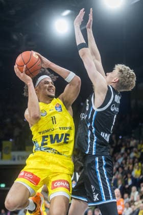 Oldenburg, Lower Saxony, DEU, 01 04 2026, Nicholas Tischler left, EWE Baskets Oldenburg and Zsombor Maronka right, Veolia Towers Hamburg EWE Baskets Oldenburg vs Veolia Towers Hamburg Basketball 1 Basketball Bundesliga Season 2025 2026, Matchday 27, Grosse EWE Arena EWE Baskets Oldenburg vs Veolia Towers Hamburg