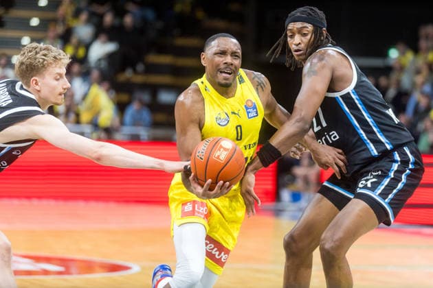 Oldenburg, Lower Saxony, DEU, 01 04 2026, Kyle Lofton center, EWE Baskets Oldenburg , Karl Gamble II right, Veolia Towers Hamburg and Zsombor Maronka left, Veolia Towers Hamburg EWE Baskets Oldenburg vs Veolia Towers Hamburg Basketball 1 Basketball Bundesliga Season 2025 2026, Matchday 27, Grosse EWE Arena EWE Baskets Oldenburg vs Veolia Towers Hamburg