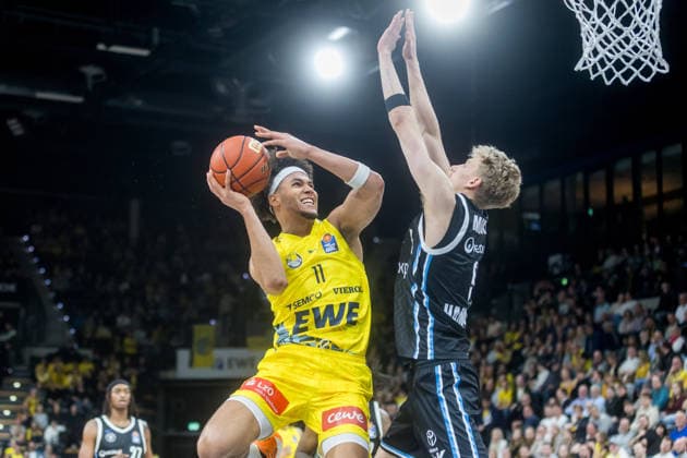 Oldenburg, Lower Saxony, DEU, 01 04 2026, Nicholas Tischler left, EWE Baskets Oldenburg and Zsombor Maronka right, Veolia Towers Hamburg EWE Baskets Oldenburg vs Veolia Towers Hamburg Basketball 1 Basketball Bundesliga Season 2025 2026, Matchday 27, Grosse EWE Arena EWE Baskets Oldenburg vs Veolia Towers Hamburg