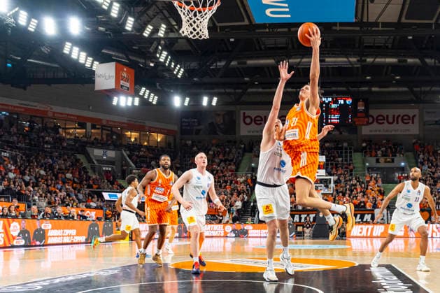 easyCredit BBL Ratiopharm Ulm vs Syntainics MBC 01 04 2026 Ulm, GERMANY 01 April 2026 Alec Anigbata Ratiopharm Ulm, 21 in a duel under the basket against Nemanja Djurisic Syntainics MBC, 42 during the match between Ratiopharm Ulm and Syntainics MBC on matchday 27 of the easyCredit BBL at the ratiopharm Arena Ulm Copyright: xBEAUTIFULxSPORTS Steinx