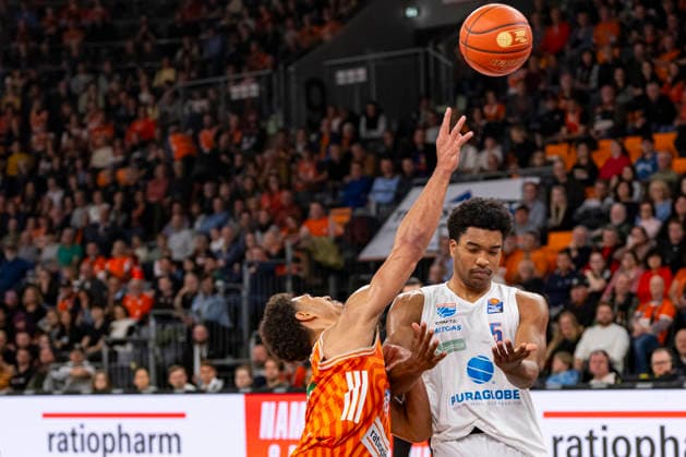 easyCredit BBL Ratiopharm Ulm vs Syntainics MBC 01 04 2026 Ulm, GERMANY 01 April 2026 Marcus Foster Syntainics MBC, 5 fouls Mark Smith Ratiopharm Ulm, 13 during the match between Ratiopharm Ulm and Syntainics MBC on matchday 27 of the easyCredit BBL at the ratiopharm Arena Ulm Copyright: xBEAUTIFULxSPORTS Steinx