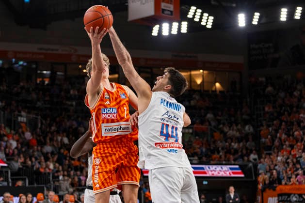 easyCredit BBL Ratiopharm Ulm vs Syntainics MBC 01 04 2026 Ulm, GERMANY 01 April 2026 Tobias Jensen Ratiopharm Ulm, 7 vs Jure Planinic Syntainics MBC, 44 fighting for the ball during the match between Ratiopharm Ulm and Syntainics MBC on matchday 27 of the easyCredit BBL at the ratiopharm Arena Ulm Copyright: xBEAUTIFULxSPORTS Steinx
