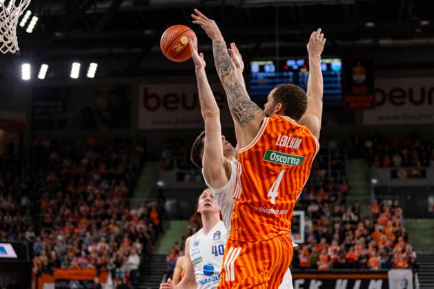 easyCredit BBL Ratiopharm Ulm vs Syntainics MBC 01 04 2026 Ulm, GERMANY 01 April 2026 Christopher Ledlum Ratiopharm Ulm, 4 fighting for the ball Jure Planinic Syntainics MBC, 44 during the match between Ratiopharm Ulm and Syntainics MBC on matchday 27 of the easyCredit BBL at the ratiopharm Arena Ulm Copyright: xBEAUTIFULxSPORTS Steinx