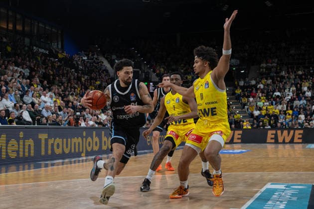 GER, Basketball, easy Credit BBL, EWE Baskets Oldenburg vs Veolia Towers Hamburg 01 04 2026, EWE Arena, Oldenburg, GER, easy Credit BBL, EWE Baskets Oldenburg vs Veolia Towers Hamburg, in the picture Devon DANIELS Veolia Towers Hamburg 21 Nicholas TISCHLER EWE Baskets Oldenburg 11 Dakarai TUCKER EWE Baskets Oldenburg 7 nordphotoxgmbhx xRojahn nph00310