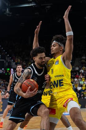 GER, Basketball, easy Credit BBL, EWE Baskets Oldenburg vs Veolia Towers Hamburg 01 04 2026, EWE Arena, Oldenburg, GER, easy Credit BBL, EWE Baskets Oldenburg vs Veolia Towers Hamburg, in the picture Devon DANIELS Veolia Towers Hamburg 21 Nicholas TISCHLER EWE Baskets Oldenburg 11 nordphotoxgmbhx xRojahn nph00310