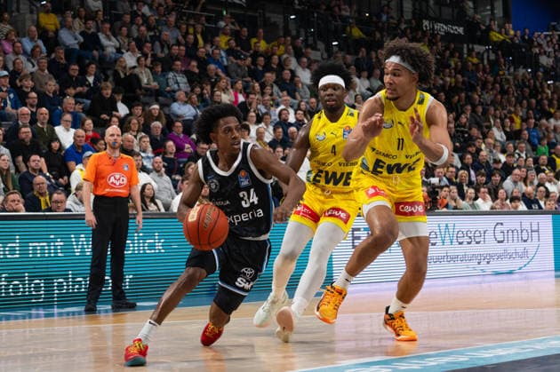 GER, Basketball, easy Credit BBL, EWE Baskets Oldenburg vs Veolia Towers Hamburg 01 04 2026, EWE Arena, Oldenburg, GER, easy Credit BBL, EWE Baskets Oldenburg vs Veolia Towers Hamburg, in the picture Ross WILLIAMS Veolia Towers Hamburg 34 Nicholas TISCHLER EWE Baskets Oldenburg 11 Brain FOBBS EWE Baskets Oldenburg 4 nordphotoxgmbhx xRojahn nph00310