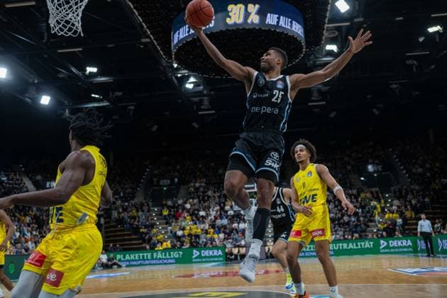 GER, Basketball, easy Credit BBL, EWE Baskets Oldenburg vs Veolia Towers Hamburg 01 04 2026, EWE Arena, Oldenburg, GER, easy Credit BBL, EWE Baskets Oldenburg vs Veolia Towers Hamburg, in the picture free to the basket Kenneth OGBE Veolia Towers Hamburg 25 nordphotoxgmbhx xRojahn nph00310
