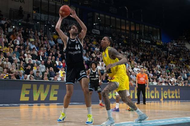 GER, Basketball, easy Credit BBL, EWE Baskets Oldenburg vs Veolia Towers Hamburg 01 04 2026, EWE Arena, Oldenburg, GER, easy Credit BBL, EWE Baskets Oldenburg vs Veolia Towers Hamburg, in the picture Benedikt TURUDIC Veolia Towers Hamburg 44 Michale KYSER EWE Baskets Oldenburg 12 nordphotoxgmbhx xRojahn nph00310