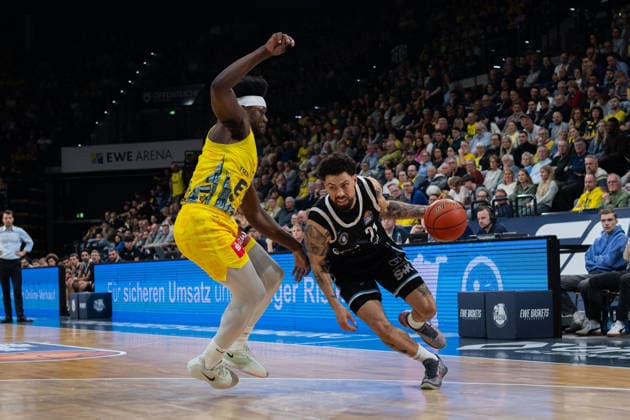 GER, Basketball, easy Credit BBL, EWE Baskets Oldenburg vs Veolia Towers Hamburg 01 04 2026, EWE Arena, Oldenburg, GER, easy Credit BBL, EWE Baskets Oldenburg vs Veolia Towers Hamburg, pictured Devon DANIELS Veolia Towers Hamburg 21 Brain FOBBS EWE Baskets Oldenburg 4 nordphotoxgmbhx xRojahn nph00310