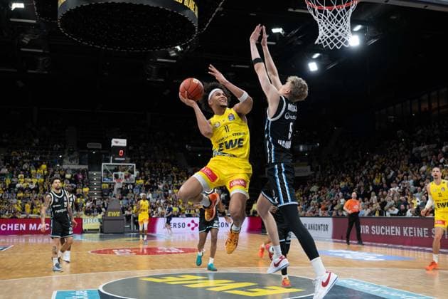 GER, Basketball, easy Credit BBL, EWE Baskets Oldenburg vs Veolia Towers Hamburg 01 04 2026, EWE Arena, Oldenburg, GER, easy Credit BBL, EWE Baskets Oldenburg vs Veolia Towers Hamburg, in the picture Nicholas TISCHLER EWE Baskets Oldenburg 11 Zsombor MARONKA Veolia Towers Hamburg 5 nordphotoxgmbhx xRojahn nph00310