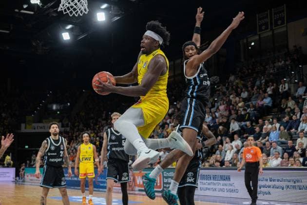 GER, Basketball, easy Credit BBL, EWE Baskets Oldenburg vs Veolia Towers Hamburg 01 04 2026, EWE Arena, Oldenburg, GER, easy Credit BBL, EWE Baskets Oldenburg vs Veolia Towers Hamburg, in the picture Brain FOBBS EWE Baskets Oldenburg 4 Karl GAMBLE II Veolia Towers Hamburg 27 nordphotoxgmbhx xRojahn nph00310