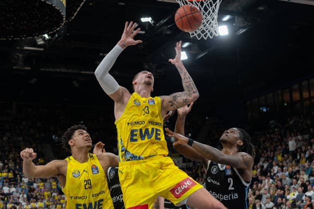 GER, Basketball, easy Credit BBL, EWE Baskets Oldenburg vs Veolia Towers Hamburg 01 04 2026, EWE Arena, Oldenburg, GER, easy Credit BBL, EWE Baskets Oldenburg vs Veolia Towers Hamburg, pictured Tomislav ZUBCIC EWE Baskets Oldenburg 33 Colin SCHROEDER EWE Baskets Oldenburg 29 Leonard THORPE JR Veolia Towers Hamburg 2 nordphotoxgmbhx xRojahn nph00310