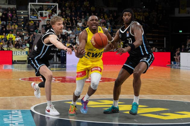 GER, Basketball, easy Credit BBL, EWE Baskets Oldenburg vs Veolia Towers Hamburg 01 04 2026, EWE Arena, Oldenburg, GER, easy Credit BBL, EWE Baskets Oldenburg vs Veolia Towers Hamburg, in the picture Kyle LOFTON EWE Baskets Oldenburg 0 Zsombor MARONKA Veolia Towers Hamburg 5 Karl GAMBLE II Veolia Towers Hamburg 27 nordphotoxgmbhx xRojahn nph00310