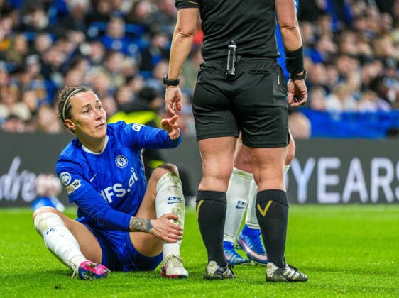 Chelsea Women v Arsenal Women UEFA Womens Champions League Lucy Bronze of Chelsea Women is helped up during the UEFA Womens Champions League Quarter-final Second Leg match at Stamford Bridge, London 01 04 2026 UK Newspapers OUT Copyright: xNickxEmmersonx FIL-23224-0011