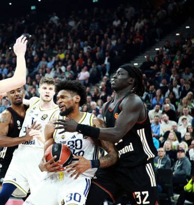 von links Chris SILVA (Fenerbahce), Wenyen GABRIEL (Muenchen), He Basketball, Euro League 2025 26, 01.04.26 FC Bayern München Basketball vs Fenerbahce Istanbul, SAP Garden, Muenchen, Copyright: WolfgangxFehrmann