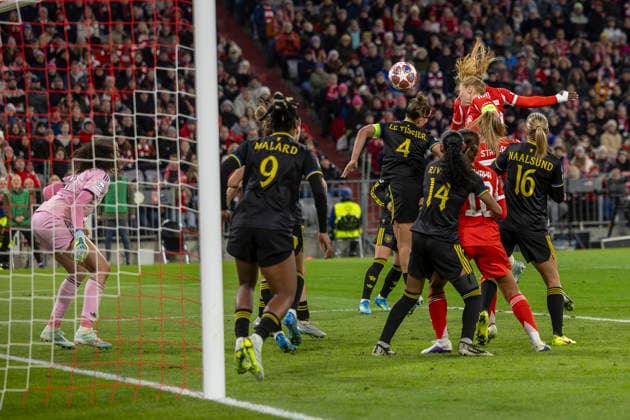 Munich, Germany 01 April 2026 UEFA Womens Champions League 2025 2026 quarter-final FC Bayern Munich vs Manchester United In the picture Glodis Viggosdottir FCB scores the goal to make it 1 1 Allianz Arena Bayern Copyright: xFotostandx xSchäferx