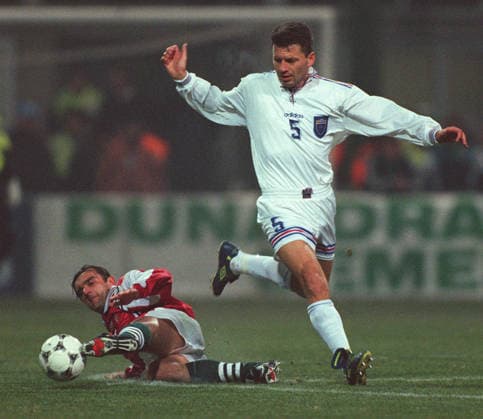 Hungary V Yugoslavia, FIFA World Cup, WM, Weltmeisterschaft, Fussball 1st Leg Play-Off Miroszlav Djukic of Yugoslavia and Andras Kereszturi of Hungary challenge during the FIFA World Cup 1st Leg Play-Off match between Hungary and Yugoslavia at Ulloi Uti Stadion on October 29, 1997 in Budapest, Hungary. Budapest Ulloi Uti Stadion Hungary Hungary Copyright: xAllstarxPicturexLibraryxLtdx