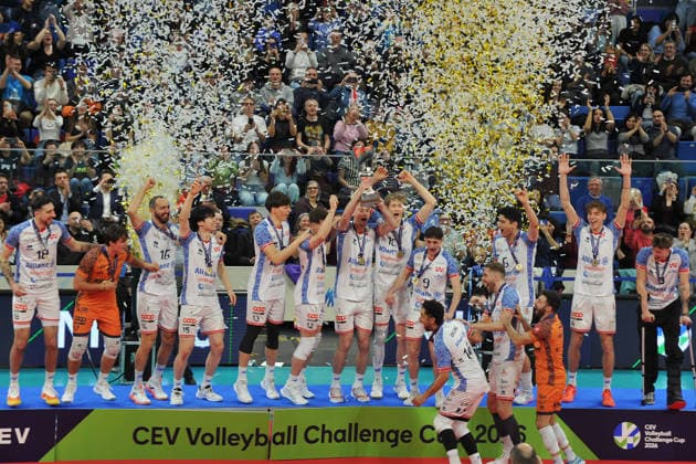 foto Mario Romano IPP Milano 01 04 2026 Pallavolo Challence Cup 2025 2026 - finale partita di ritorno Powervolley Milano vs Volley Lindemans Aalst 3-0 nella foto i giocatori del PowerVolley durante la premiazione Italy Photo Press - World Copyright italy ITALY  Copyright: xR4924_italyphotopressx