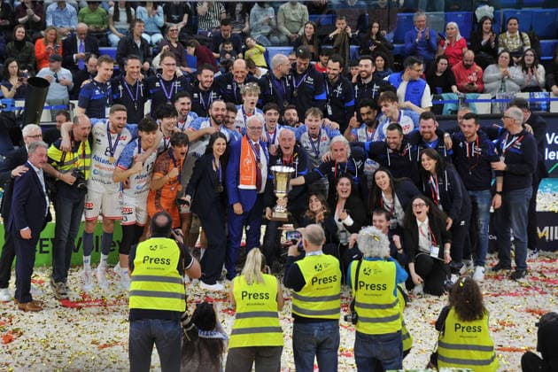 foto Mario Romano IPP Milano 01 04 2026 Pallavolo Challence Cup 2025 2026 - finale partita di ritorno Powervolley Milano vs Volley Lindemans Aalst 3-0 nella foto i giocatori del PowerVolley durante la premiazione Italy Photo Press - World Copyright italy ITALY  Copyright: xR4924_italyphotopressx