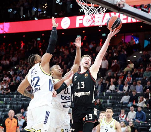 from left Khem BIRCH Fenerbahce , D HALL Fenerbahce , Andreas OBST Muenchen , He Basketball, Euro League 2025 26, 01 04 26 FC Bayern München Basketball vs Fenerbahce Istanbul, SAP Garden, Muenchen, Copyright: WolfgangxFehrmann