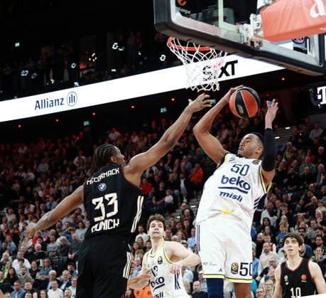 from left David MCCORMACK Muenchen , Bonzie COLSON Fenerbahce , He Basketball, Euro League 2025 26, 01 04 26 FC Bayern München Basketball vs Fenerbahce Istanbul, SAP Garden, Muenchen, Copyright: WolfgangxFehrmann