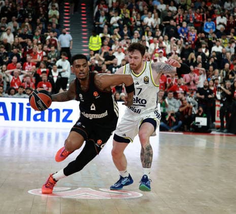 from left Xavier RATHAN MAYES Muenchen , Onurlap BItIM Fenerbahce , He Basketball, Euro League 2025 26, 01 04 26 FC Bayern München Basketball vs Fenerbahce Istanbul, SAP Garden, Muenchen, Copyright: WolfgangxFehrmann