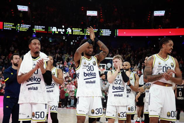 after the match Istanbiul players greet their fans He Basketball, Euro League 2025 26, 01 04 26 FC Bayern München Basketball vs Fenerbahce Istanbul, SAP Garden, Munich, Copyright: WolfgangxFehrmann