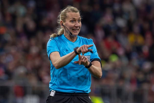 Munich, Germany 01 April 2026 UEFA Womens Champions League 2025 2026 quarter-final FC Bayern Munich vs Manchester United In the picture referee Tess Olofsson gestures on the pitch Allianz Arena Bayern Copyright: xFotostandx xSchäferx
