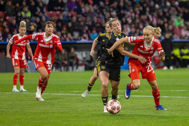 Munich, Germany 01 April 2026 UEFA Womens Champions League 2025 2026 quarter-final FC Bayern Munich vs Manchester United In the picture from left in the duel Maya Le Tissier Man Utd and Pernille Harder FCB Allianz Arena Bayern Copyright: xFotostandx xSchäferx