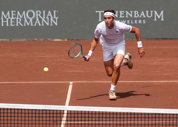 HOUSTON, TX - APRIL 01: Tomas Martin Etcheverry (ARG) in action during the singles round of 16 match at the Men™s Clay Court Championship on April 1, 2026 at River Oaks Country Club in Houston(Photo by Leslie Plaza Johnson Icon Sportswire) TENNIS: APR 01 US Men s Clay Court Championship EDITORIAL USE ONLY Icon260401032
