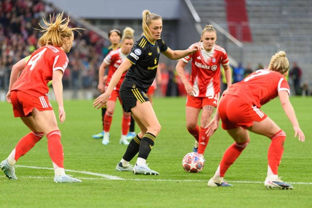 MUNICH, GERMANY - APRIL 1: Fridolina Rolfo (12 Manchester United, ManU surrounded by Glodis Viggosdottir (4 FC Bayern Munich),Georgia Stanway (31 FC Bayern Munich) and Giulia Gwinn (7 FC Bayern Munich) during the UEFA Womens Champions League quarter-final match between FC Bayern Munich and Manchester United at Allianz Arena in Munich, Germany. Copyright: xSvenxBeyrich SPPx Sportspressphoto_SPR122875