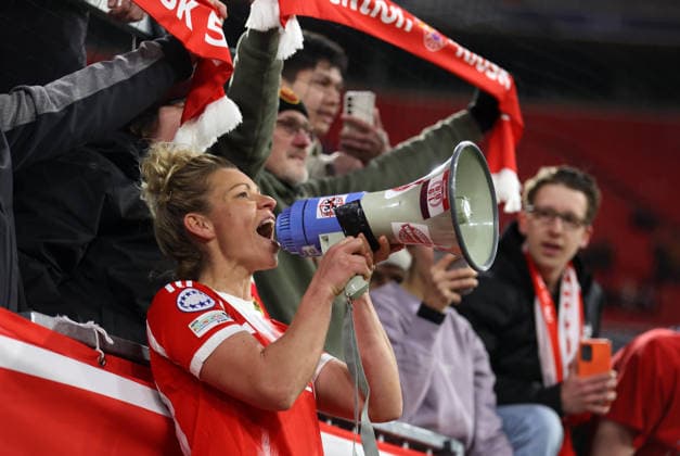 Football, Women, Womens Champions League, quarter-final second leg, 2025 2026 season, FC Bayern Munich Manchester United, Allianz Arena Linda Dallmann FC Bayern Munich with megaphone after the match while celebrating with the fans in the south curve
