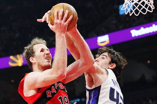 April 1, 2026, Toronto, On, CANADA: Toronto Raptors Jakob Poeltl (left) is fouled by Sacramento Kings Maxime Raynaud (42) during first half NBA, Basketball Herren, USA basketball action in Toronto on Wednesday, April 1, 2026. Canada News - April 1, 2026  - ZUMAc35_ 20260401_zaf_c35_090 Copyright: xFrankxGunnx