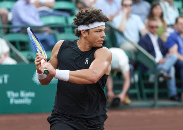HOUSTON, TX - APRIL 01: Ben Shelton (USA) in action during the singles round of 16 match at the Men™s Clay Court Championship on April 1, 2026 at River Oaks Country Club in Houston, TX. (Photo by Leslie Plaza Johnson Icon Sportswire) TENNIS: APR 01 US Men s Clay Court Championship EDITORIAL USE ONLY Icon260401131