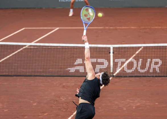 HOUSTON, TX - APRIL 01: Ben Shelton (USA) serves the ball in the singles round of 16 match at the Men™s Clay Court Championship on April 1, 2026 at River Oaks Country Club in Houston, TX. (Photo by Leslie Plaza Johnson Icon Sportswire) TENNIS: APR 01 US Men s Clay Court Championship EDITORIAL USE ONLY Icon260401106