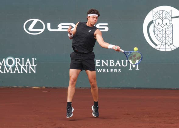 HOUSTON, TX - APRIL 01: Ben Shelton (USA) in action in the singles round of 16 match at the Men™s Clay Court Championship on April 1, 2026 at River Oaks Country Club in Houston, TX. (Photo by Leslie Plaza Johnson Icon Sportswire) TENNIS: APR 01 US Men s Clay Court Championship EDITORIAL USE ONLY Icon260401090