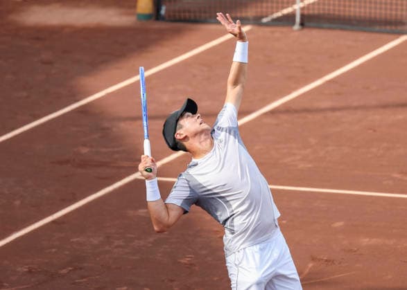 HOUSTON, TX - APRIL 01: Mackenzie McDonald (USA) serves the ball in the singles round of 16 match at the Men™s Clay Court Championship on April 1, 2026 at River Oaks Country Club in Houston, TX. (Photo by Leslie Plaza Johnson Icon Sportswire) TENNIS: APR 01 US Men s Clay Court Championship EDITORIAL USE ONLY Icon260401086