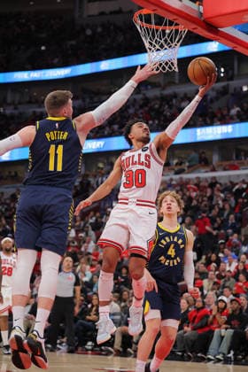 CHICAGO, IL - APRIL 01: Tre Jones 30 of the Chicago Bulls drives to the basket for a layup past Micah Potter 11 of the Indiana Pacers during the first half on April 1, 2026 at the United Center in Chicago, Illinois. (Photo by Melissa Tamez Icon Sportswire) NBA, Basketball Herren, USA APR 01 Indiana Pacers at Chicago Bulls EDITORIAL USE ONLY Icon260401028