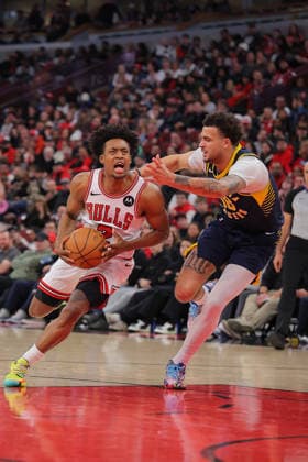 CHICAGO, IL - APRIL 01: Jalen Slawson 18 of the Indiana Pacers guards Collin Sexton 2 of the Chicago Bulls during the first half on April 1, 2026 at the United Center in Chicago, Illinois. (Photo by Melissa Tamez Icon Sportswire) NBA, Basketball Herren, USA APR 01 Indiana Pacers at Chicago Bulls EDITORIAL USE ONLY Icon260401029