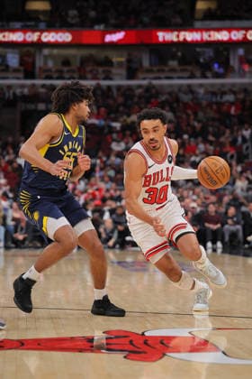 CHICAGO, IL - APRIL 01: Ethan Thompson 55 of the Indiana Pacers guards Tre Jones 30 of the Chicago Bulls during the first half on April 1, 2026 at the United Center in Chicago, Illinois. (Photo by Melissa Tamez Icon Sportswire) NBA, Basketball Herren, USA APR 01 Indiana Pacers at Chicago Bulls EDITORIAL USE ONLY Icon260401006