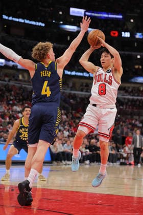 CHICAGO, IL - APRIL 01: Yuki Kawamura 8 of the Chicago Bulls passes the ball against Taelon Peter 4 of the Indiana Pacers during the first half on April 1, 2026 at the United Center in Chicago, Illinois. (Photo by Melissa Tamez Icon Sportswire) NBA, Basketball Herren, USA APR 01 Indiana Pacers at Chicago Bulls EDITORIAL USE ONLY Icon260401019