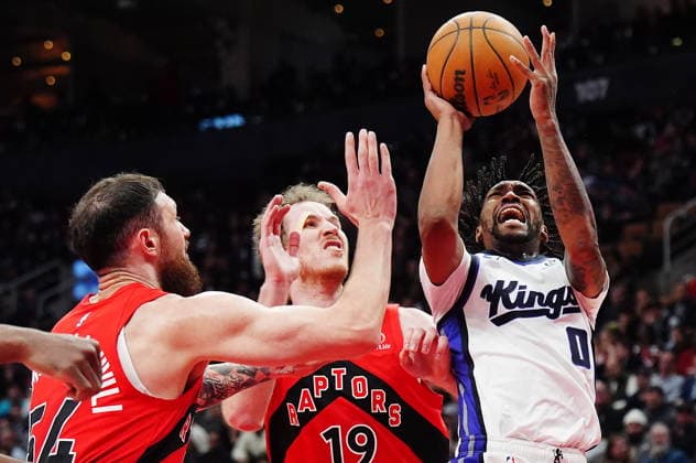 April 1, 2026, Toronto, On, CANADA: Sacramento Kings Malik Monk (0) shoots as Toronto Raptors Sandro Mamukelashvili (54) and Jakob Poeltl (19) defend during second half NBA, Basketball Herren, USA basketball action in Toronto on Wednesday, April 1, 2026. Canada News - April 1, 2026  - ZUMAc35_ 20260401_zaf_c35_106 Copyright: xFrankxGunnx