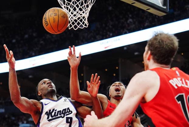 April 1, 2026, Toronto, On, CANADA: Sacramento Kings Precious Achiuwa (9) battles for a rebound with Toronto Raptors Scottie Barnes (4) as Jakob Poeltl (19) looks on during second half NBA, Basketball Herren, USA basketball action in Toronto on Wednesday, April 1, 2026. Canada News - April 1, 2026  - ZUMAc35_ 20260401_zaf_c35_108 Copyright: xFrankxGunnx