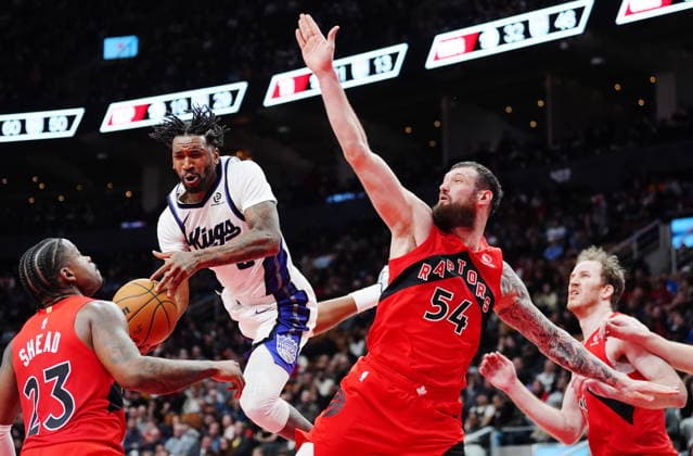 April 1, 2026, Toronto, On, CANADA: Sacramento Kings Malik Monk (second left) is fouled as Toronto Raptors Jamal Shead (23), Sandro Mamukelashvili (54) and Jakob Poeltl (19) defend during second half NBA, Basketball Herren, USA basketball action in Toronto on Wednesday, April 1, 2026. Canada News - April 1, 2026 - ZUMAc35_ 20260401_zaf_c35_109 Copyright: xFrankxGunnx