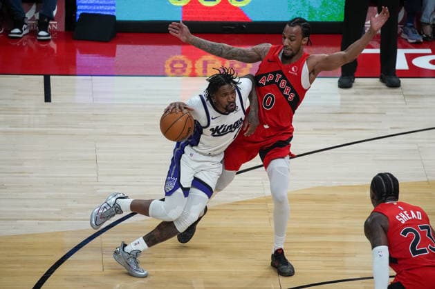 Sacramento Kings v Toronto Raptors - NBA, Basketball Herren, USA TORONTO, CANADA - APRIL 1 : Malik Monk (0) of Sacramento Kings in action against Lawson A.J. (0) of Toronto Raptors during the NBA basketball game between Sacramento Kings and Toronto Raptors at the Scotiabank Arena on April 1, 2026 in Toronto, Ontario, Canada. Mert Alper Dervis Anadolu Ontario Canada. Editorial use only. Please get in touch for any other usage.  Copyright: x2026xAnadoluxMertxAlperxDervisx
